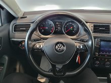 Volkswagen Jetta Sedan Comfortline + 1.8T Sport + BAS KM + TOIT + CARPLAY 2016