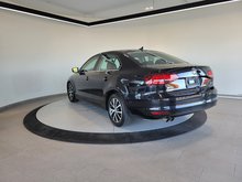 Volkswagen Jetta Sedan Comfortline + 1.8T Sport + BAS KM + TOIT + CARPLAY 2016