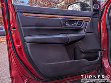 2017 Honda CR-V TOURING LOCALLY DRIVEN / HEATED LEATHER SEATS / ALL WHEEL DRIVE