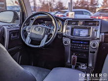 2017 Toyota 4Runner SR5 V6 / FOUR WHEEL DRIVE / HEATED SEATS / TOW HITCH