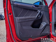 2024 Volkswagen Tiguan COMFORTLINE R-LINE BLACK EDITION FORMER SERVICE LOANER / 4 MOTION ALL WHEEL DRIVE / PREMIUM SYNTHETIC INTERIOR