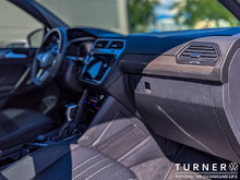 2024 Volkswagen Tiguan COMFORTLINE R-LINE BLACK EDITION FORMER SERVICE LOANER / 4 MOTION ALL WHEEL DRIVE / PREMIUM SYNTHETIC INTERIOR