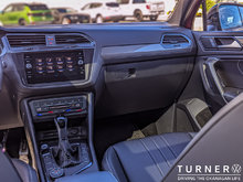 2024 Volkswagen Tiguan COMFORTLINE R-LINE BLACK EDITION FORMER SERVICE LOANER / 4 MOTION ALL WHEEL DRIVE / PREMIUM SYNTHETIC INTERIOR