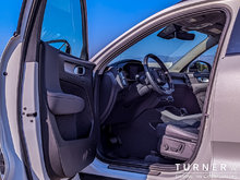 2024 Volvo XC40 Core LOW KILOMETERS / ALL WHEEL DRIVE / HEATED SEATS