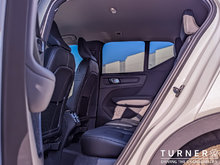 2024 Volvo XC40 Core LOW KILOMETERS / ALL WHEEL DRIVE / HEATED SEATS
