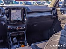 2024 Volvo XC40 Core LOW KILOMETERS / ALL WHEEL DRIVE / HEATED SEATS