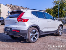 2024 Volvo XC40 Core LOW KILOMETERS / ALL WHEEL DRIVE / HEATED SEATS