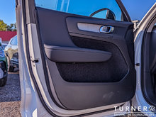 2024 Volvo XC40 Core LOW KILOMETERS / ALL WHEEL DRIVE / HEATED SEATS