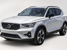 Volvo XC40 B5 AWD Plus Dark Theme 2025