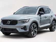 Volvo XC40 B5 AWD Plus Dark Theme 2025
