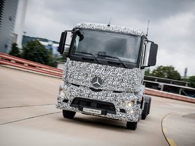 Mercedes-Benz présente le premier camion 100 % électrique au monde