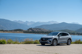 How Mercedes-Benz DIGITAL LIGHT Technology Transforms Night Driving in Quebec's Laurentians