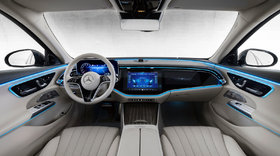 Standard Display vs. MBUX Superscreen: How the 2026 E-Class Dashboard Changes