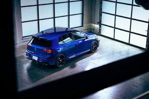 Volkswagen Canada Rolls Out the Red Carpet for the Golf R 20th Anniversary Edition