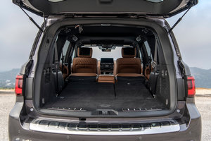 Infiniti QX80 2024 vs Jeep Grand Wagoneer : rien de menaçant