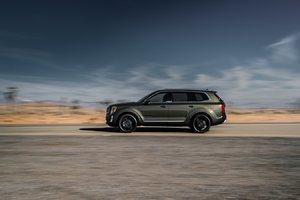 2 Years In A Row: Kia Telluride Is Car And Driver 10 Best For 2021
