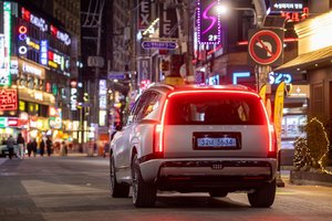 Hyundai IONIQ 9 Rear Brake Lights In A City