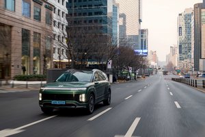 Hyundai IONIQ 9 Driving In A Downtown Area