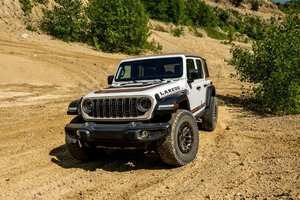 Le Jeep Wrangler Laredo est de retour pour 2027 et il n'a rien perdu de son caractère aventurier