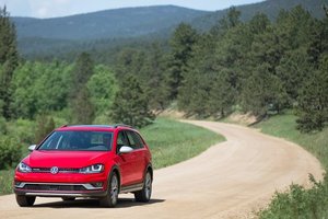 Volkswagen Alltrack Named Canadian Vehicle of the Year