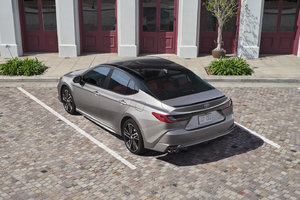 La toute nouvelle Toyota Camry 2025 réinvente l'expérience hybride