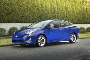 Les Toyota Prius 2017 et Toyota RAV4 Hybride 2017 nommés véhicules écologiques de l’année