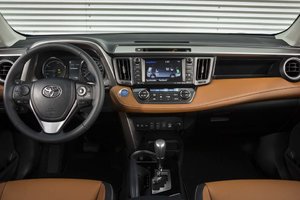 Les Toyota Prius 2017 et Toyota RAV4 Hybride 2017 nommés véhicules écologiques de l’année