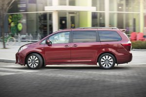 Put Your Family at Ease in the 2018 Toyota Sienna in Laval, Quebec