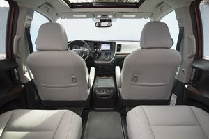 Put Your Family at Ease in the 2018 Toyota Sienna in Laval, Quebec