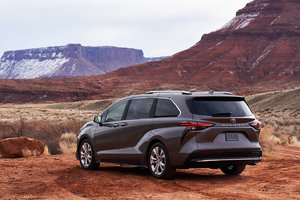 Toyota présente une nouvelle Sienna 2021 repensée et un nouveau Venza 2021