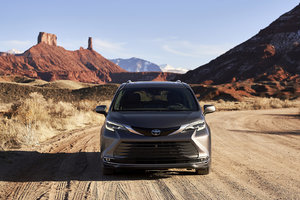 Toyota présente une nouvelle Sienna 2021 repensée et un nouveau Venza 2021