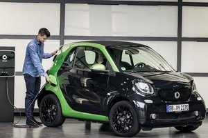 2018 smart fortwo: Electrifying the everyday.