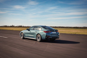 La nouvelle berline électrique BMW i4 2025 devient encore meilleure