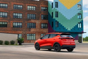 Chevrolet ramène la Bolt EV avec une autonomie estimée à 410 km et un prix de départ de 39 999 $