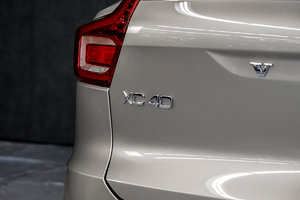 2023 Volvo XC40 CORE BRIGHT DUSK METALLIC - Pictures