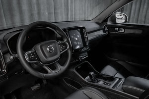 2023 Volvo XC40 CORE BRIGHT DUSK METALLIC - Pictures