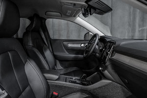 2023 Volvo XC40 CORE BRIGHT DUSK METALLIC - Pictures