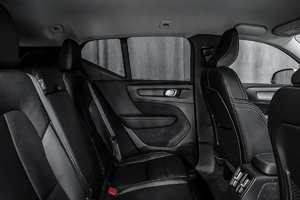 2023 Volvo XC40 CORE BRIGHT DUSK METALLIC - Pictures