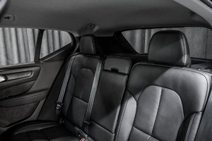 2023 Volvo XC40 CORE BRIGHT DUSK METALLIC - Pictures