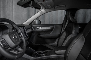 2023 Volvo XC40 CORE BRIGHT DUSK METALLIC - Pictures