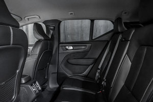 2023 Volvo XC40 CORE BRIGHT DUSK METALLIC - Pictures