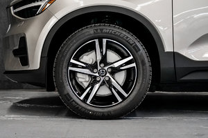 2023 Volvo XC40 CORE BRIGHT DUSK METALLIC - Pictures