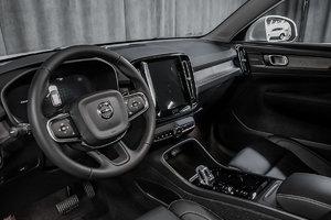Volvo XC40 2023 PLUS BRIGHT CRYSTAL WHITE - Photos