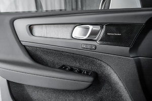 Volvo XC40 2023 PLUS BRIGHT CRYSTAL WHITE - Photos
