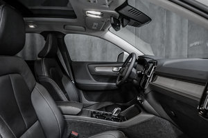 Volvo XC40 2023 PLUS BRIGHT CRYSTAL WHITE - Photos