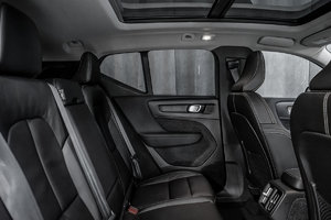 Volvo XC40 2023 PLUS BRIGHT CRYSTAL WHITE - Photos