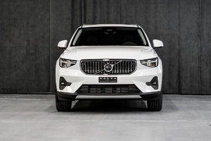 Volvo XC40 2023 PLUS BRIGHT CRYSTAL WHITE - Photos