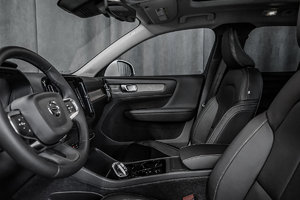 Volvo XC40 2023 PLUS BRIGHT CRYSTAL WHITE - Photos