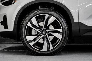 Volvo XC40 2023 PLUS BRIGHT CRYSTAL WHITE - Photos