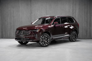 Le nouveau Volvo XC90 2025.5 hybride branchable ROUGE MULBERRY MÉTALLIQUE - Photos